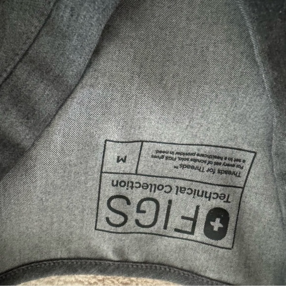 FIGS Scrub Top Graphite Grey - Picture 2 of 3